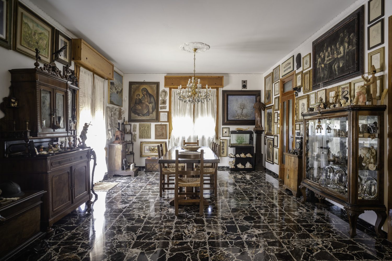 Sala da pranzo della casa del pittore Carlo Tassi